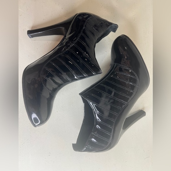 Chanel Black Patent Leather Ribbed Ankle Boots Paris New York Collection Size 38 - Picture 4 of 7